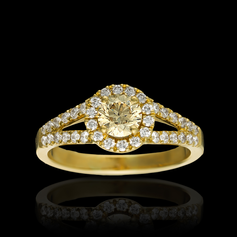טבעת אירוסין בזהב צהוב 18K משובצת יהלום מרכזי ויהלומים סביב