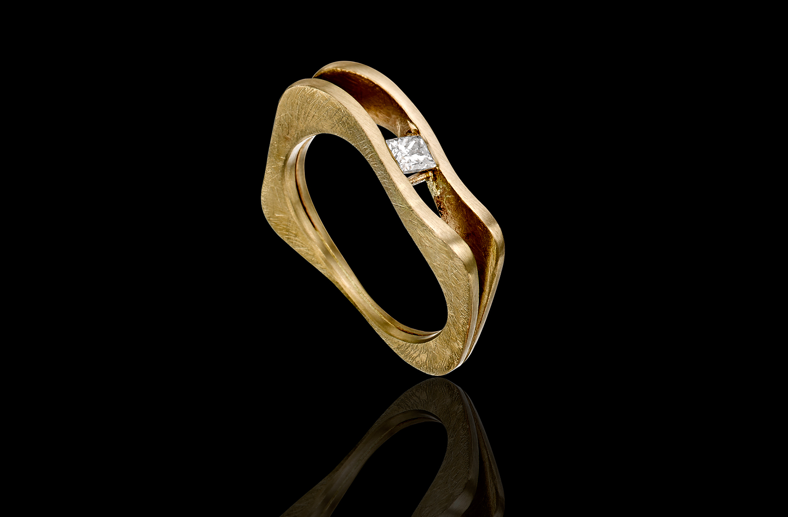 טבעת אירוסין בזהב לבן שמפנייה 18K משובצת יהלום