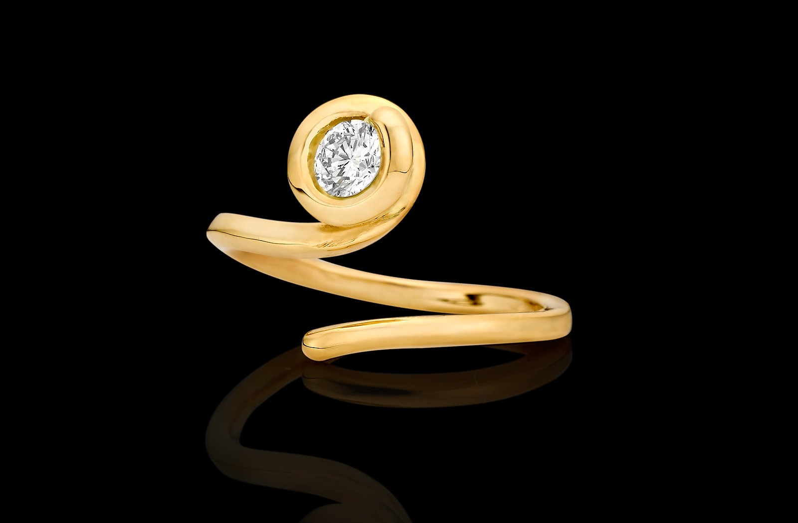 טבעת אירוסין בזהב צהוב 18K משובצת יהלום