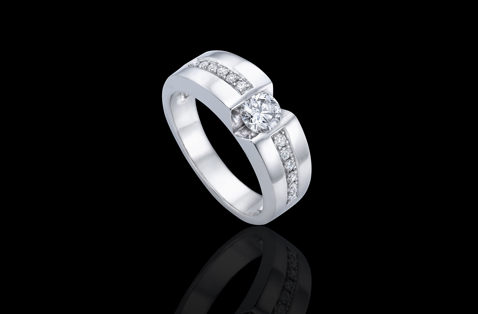 טבעת אירוסין בזהב לבן 14K משובצת יהלום מרכזי ומעוטרת ביהלומים סביב