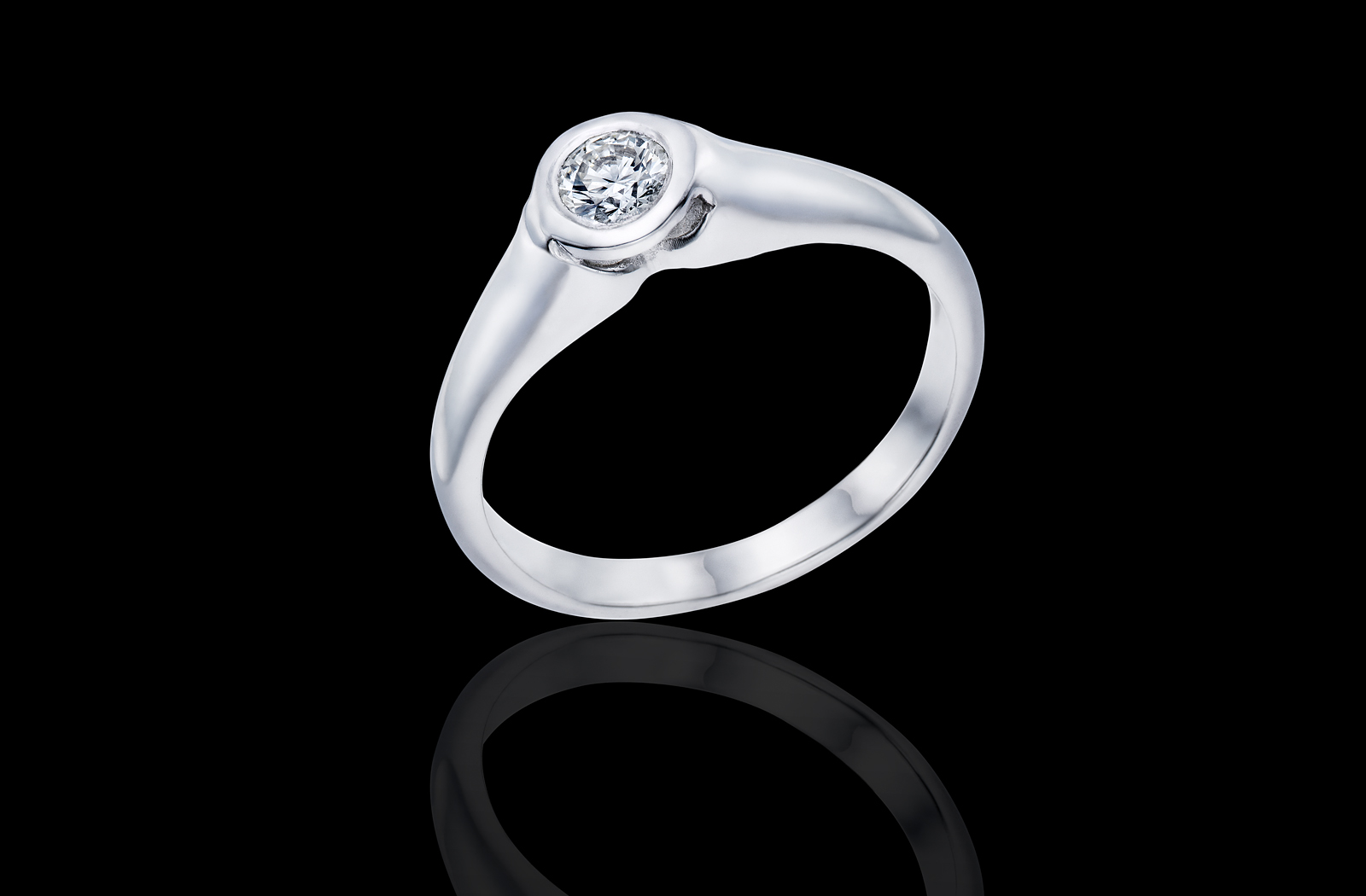 טבעת אירוסין קלאסית בזהב לבן 18K משובצת יהלום מרכזי
