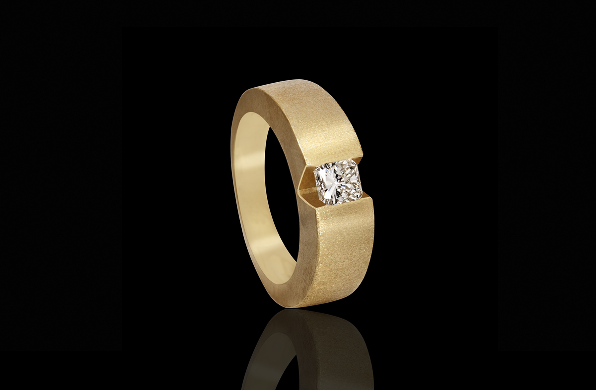 טבעת אירוסין קלאסית בזהב צהוב 18K משובצת יהלום מרובע