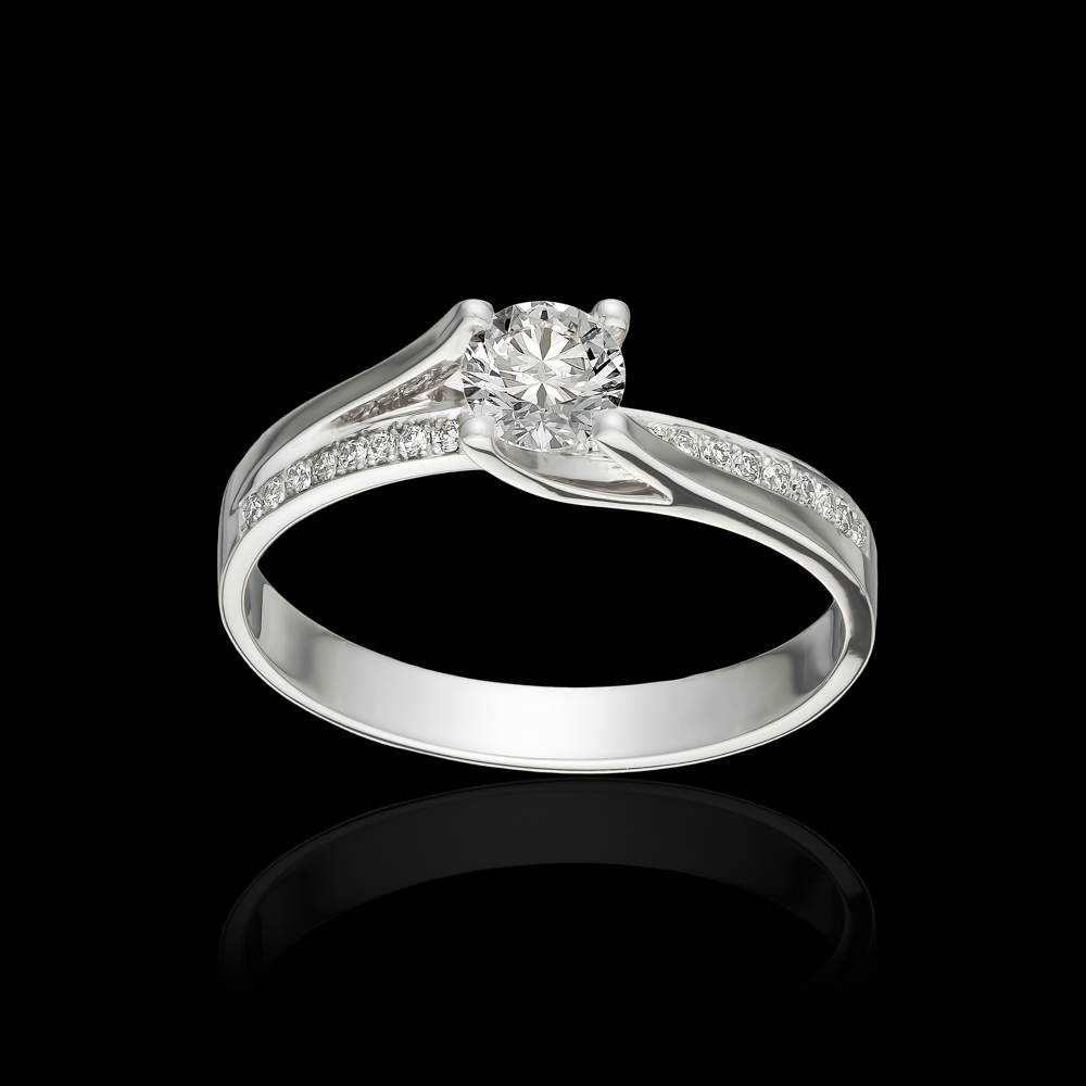 טבעת בזהב לבן 14K משובצת יהלום מרכזי ומעוטרת ביהלומים סביב
