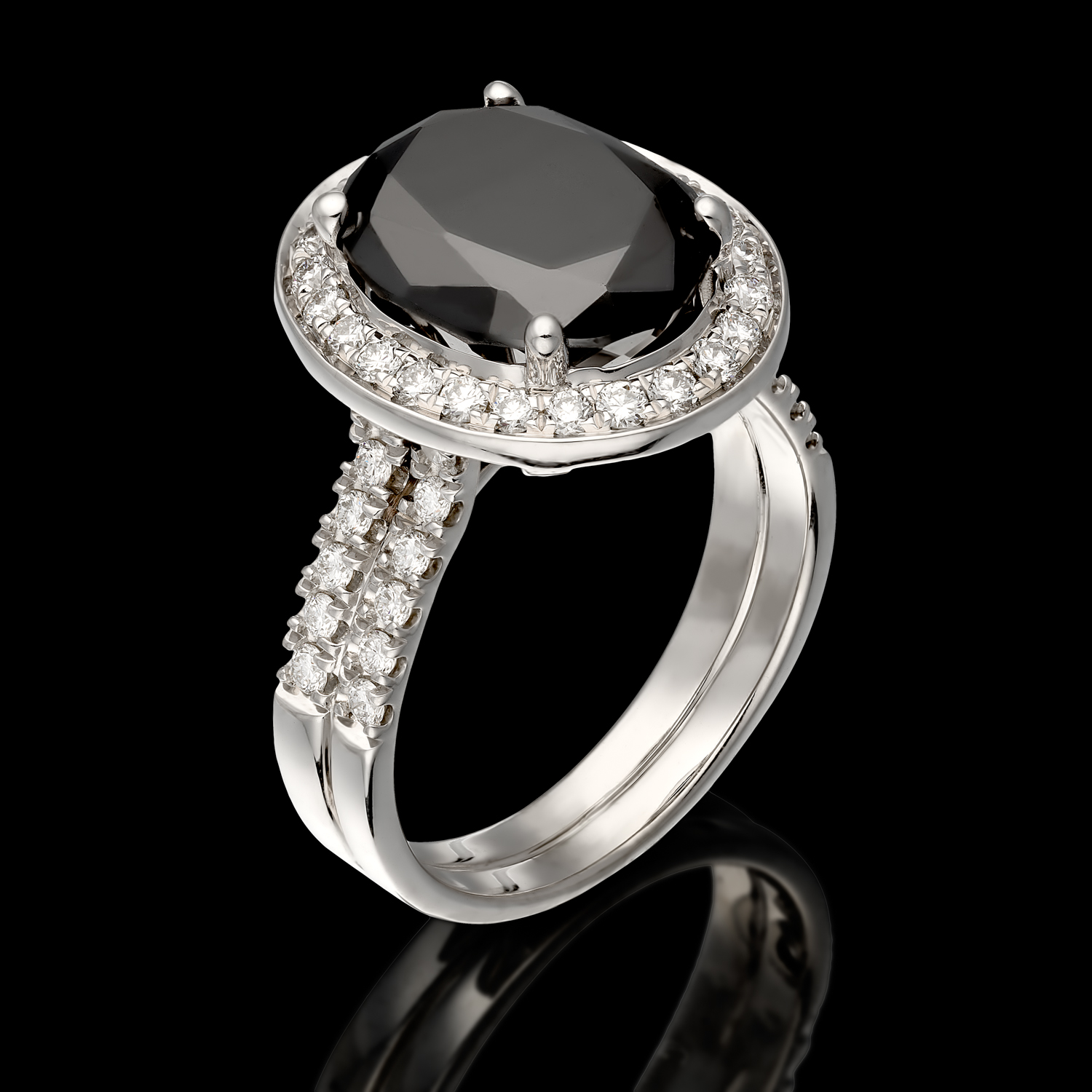 טבעת בזהב לבן 14K משובצת יהלום שחור ויהלומים לבנים