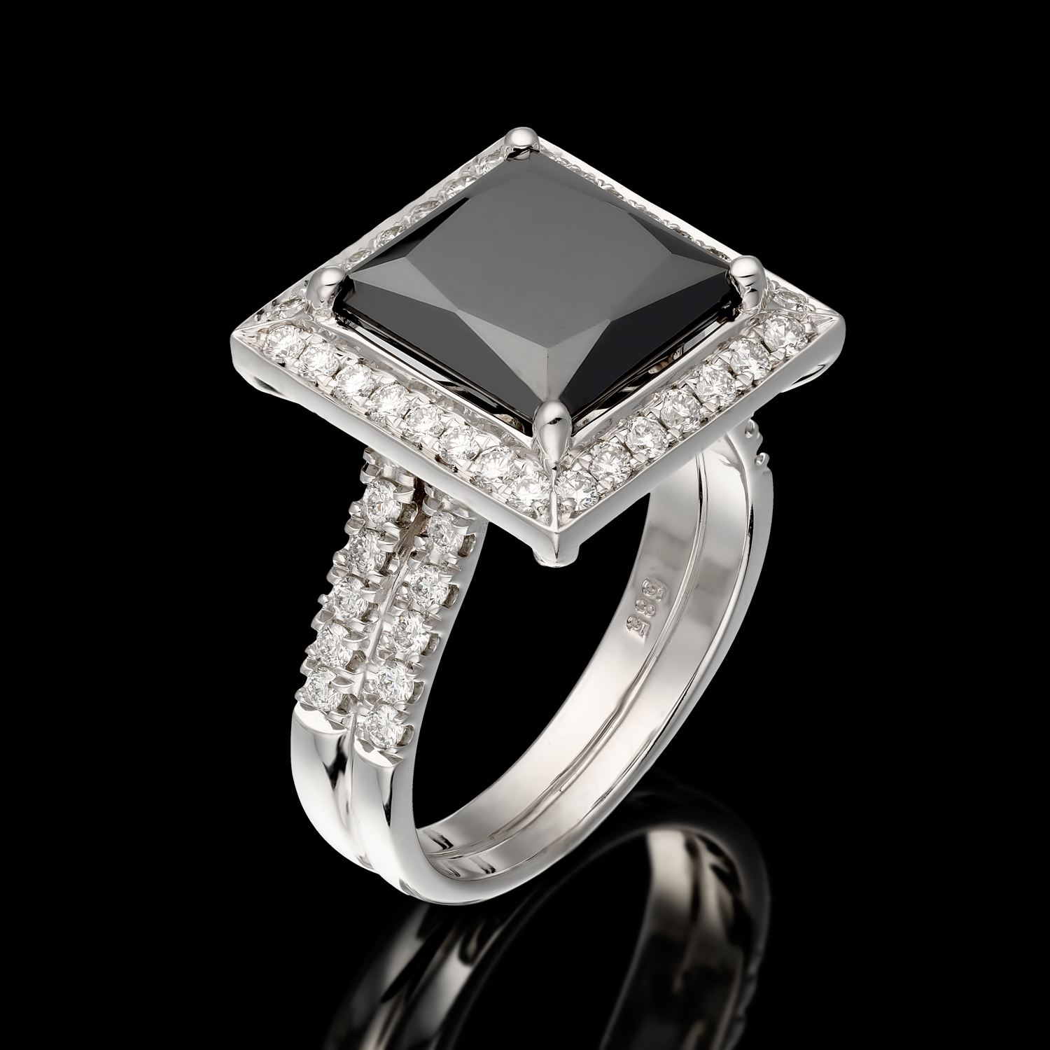 טבעת בזהב לבן 14K משובצת יהלום שחור ויהלומים לבנים