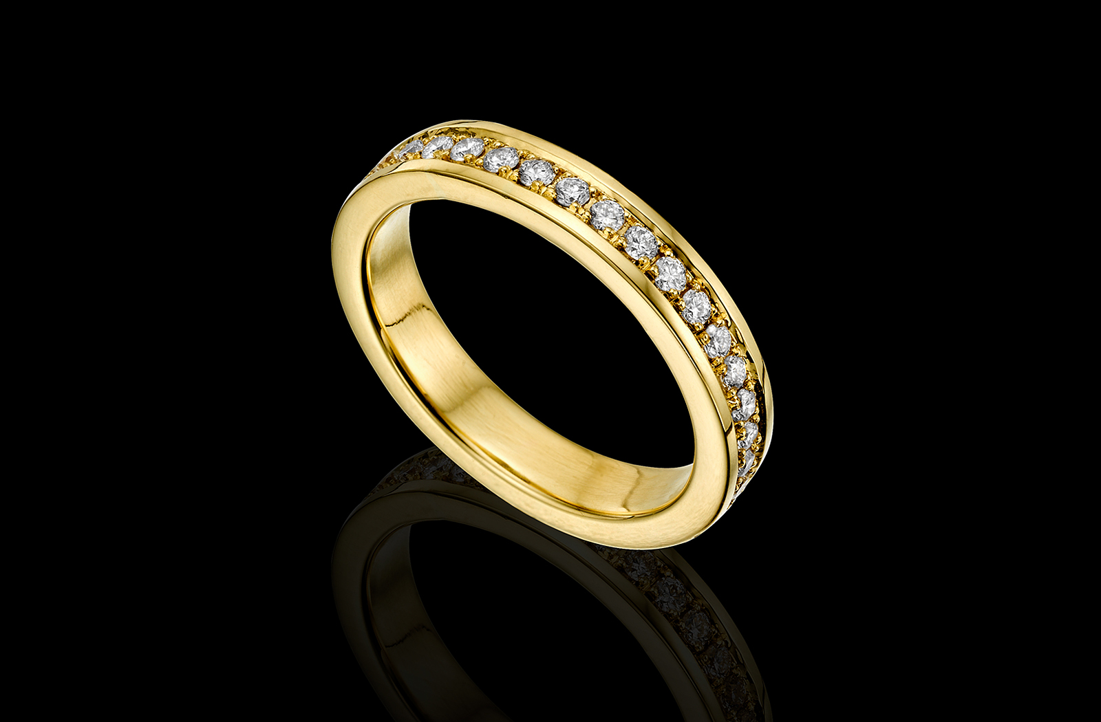 טבעת בזהב צהוב 18K משובצת ומעוטרת יהלומים סביב